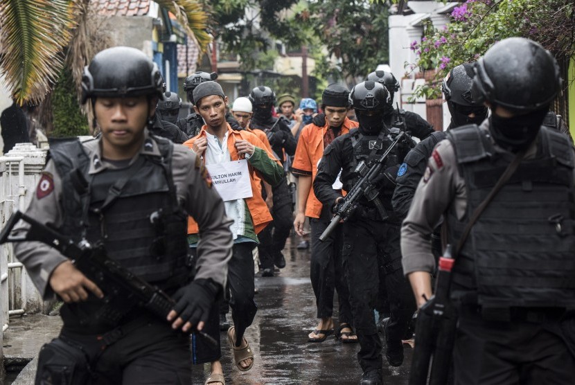Terorisme Pengaruh: Dampak Ideologi Radikal terhadap Masyarakat, Strategi Pencegahan, dan Peran Pemerintah serta KomunitasTerorisme Pengaruh: Dampak Ideologi Radikal terhadap Masyarakat, Strategi Pencegahan, dan Peran Pemerintah serta Komunitas