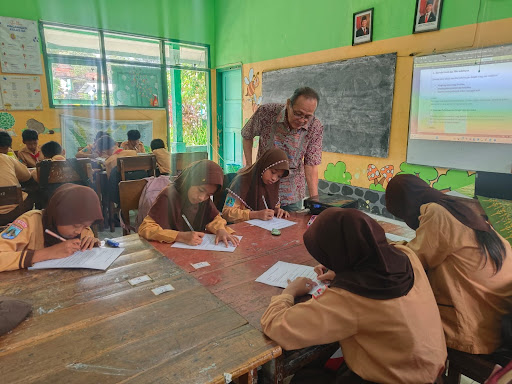 Penelitian Pendidikan Dasar Sekolah: Konsep, Tujuan, Metode, Strategi, Tantangan, dan Contoh Implementasi